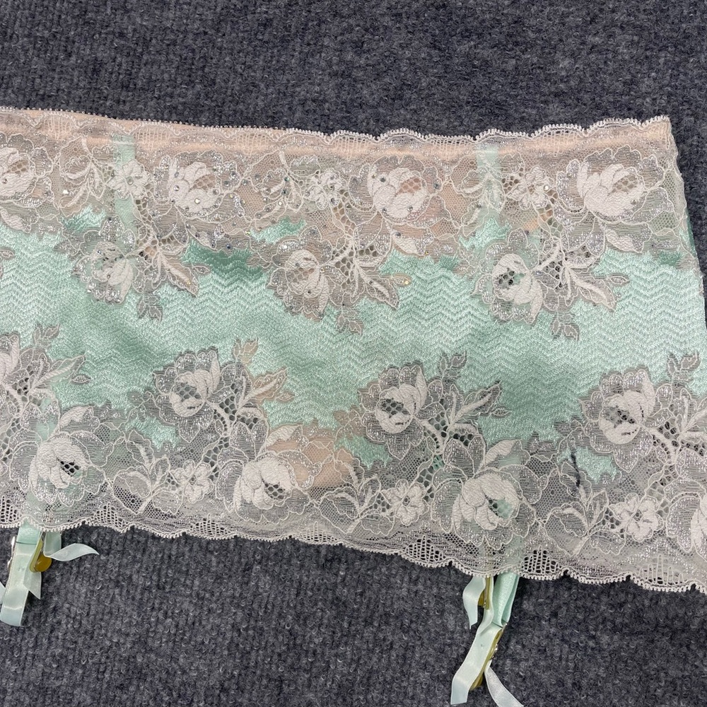 NWT   VICTORIAS SECRET VERY SEXY GREEN/CREAM GARTER WITH BUILT IN THONG Size M